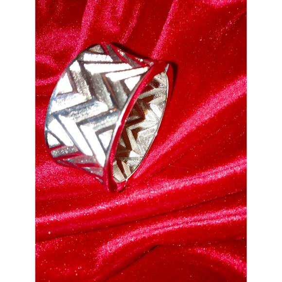 Silver tone cuff bracelet spring clasp Vintage Chevron Pattern - Picture 1 of 5